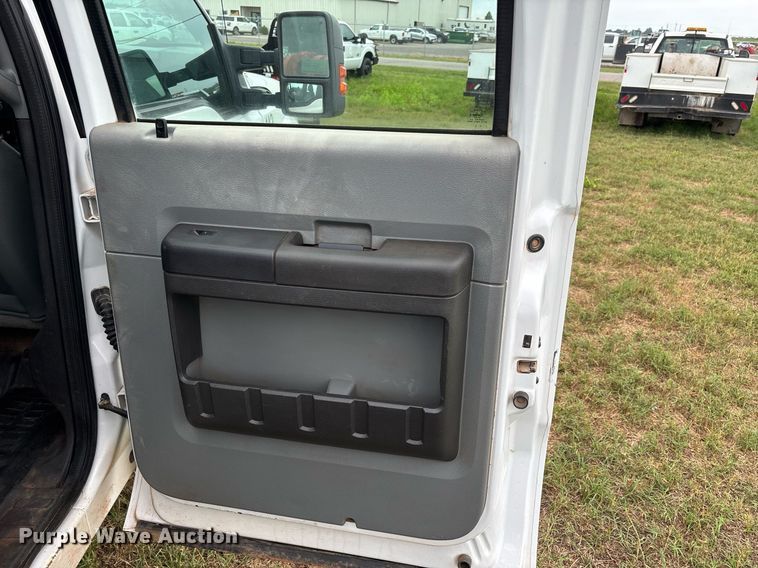 image for item DW7133 2012 Ford F350 Super Duty XL Crew Cab flatbed pickup truck