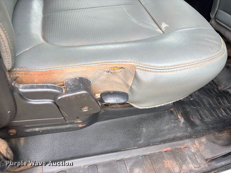 image for item DW7133 2012 Ford F350 Super Duty XL Crew Cab flatbed pickup truck