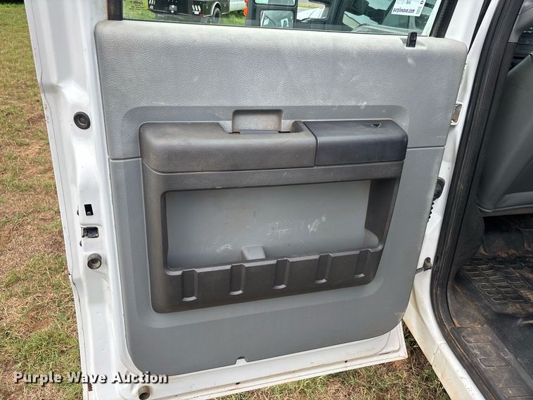 image for item DW7133 2012 Ford F350 Super Duty XL Crew Cab flatbed pickup truck