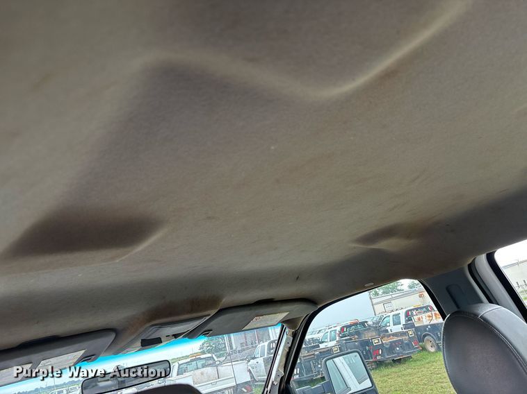 image for item DW7133 2012 Ford F350 Super Duty XL Crew Cab flatbed pickup truck