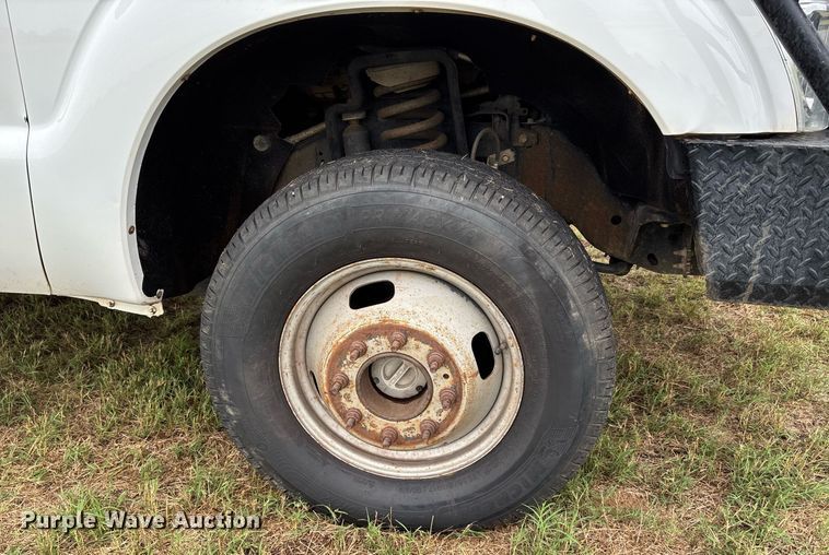 image for item DW7133 2012 Ford F350 Super Duty XL Crew Cab flatbed pickup truck