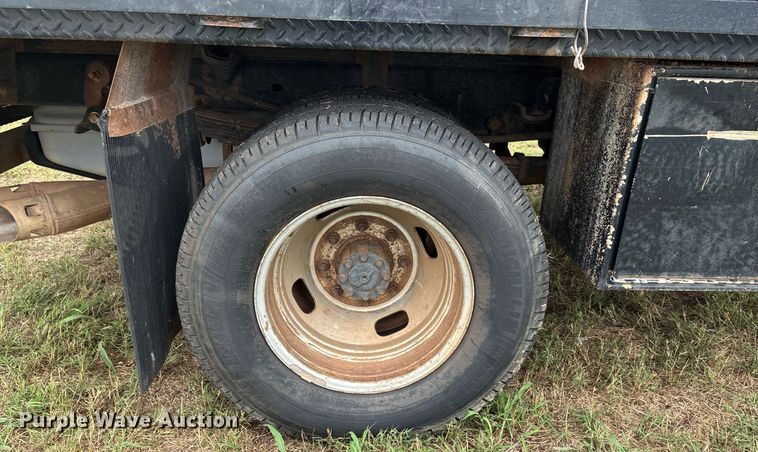 image for item DW7133 2012 Ford F350 Super Duty XL Crew Cab flatbed pickup truck