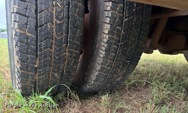 image for item DW7133 2012 Ford F350 Super Duty XL Crew Cab flatbed pickup truck