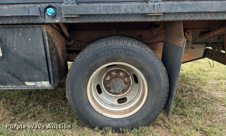 image for item DW7133 2012 Ford F350 Super Duty XL Crew Cab flatbed pickup truck