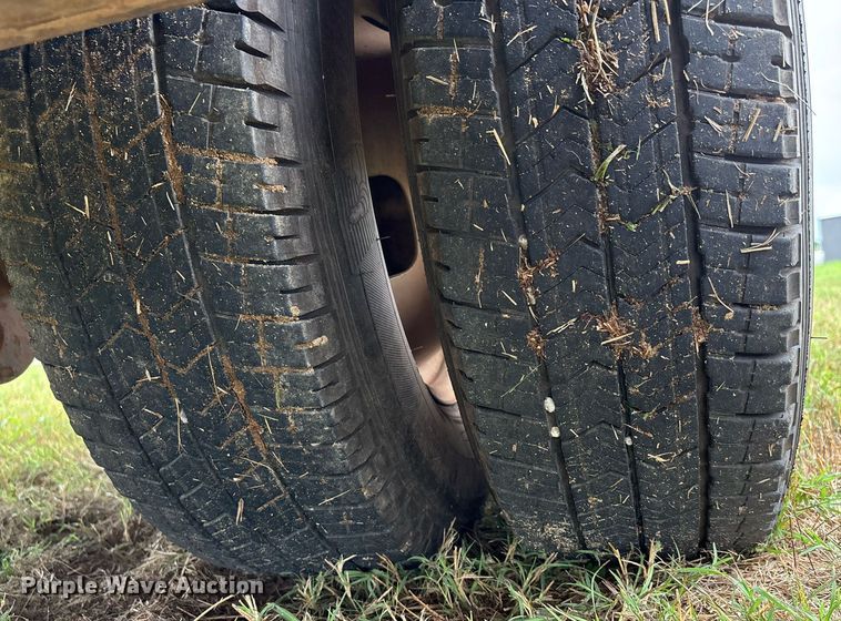 image for item DW7133 2012 Ford F350 Super Duty XL Crew Cab flatbed pickup truck