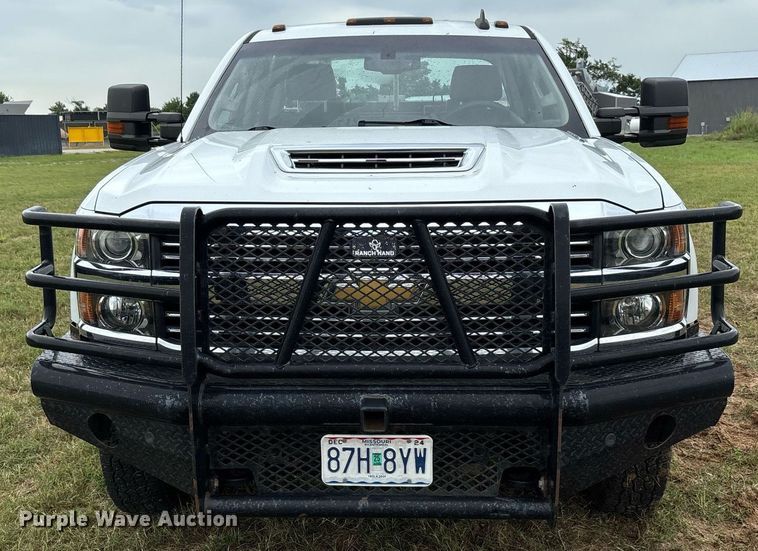 image for item DW7134 2018 Chevrolet Silverado 3500HD Crew Cab utility bed pickup truck