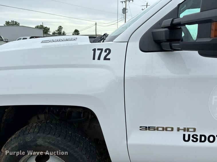 image for item DW7134 2018 Chevrolet Silverado 3500HD Crew Cab utility bed pickup truck