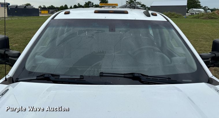 image for item DW7134 2018 Chevrolet Silverado 3500HD Crew Cab utility bed pickup truck