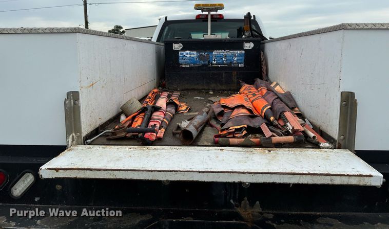 image for item DW7134 2018 Chevrolet Silverado 3500HD Crew Cab utility bed pickup truck