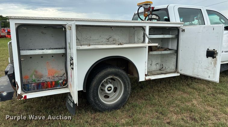 image for item DW7134 2018 Chevrolet Silverado 3500HD Crew Cab utility bed pickup truck