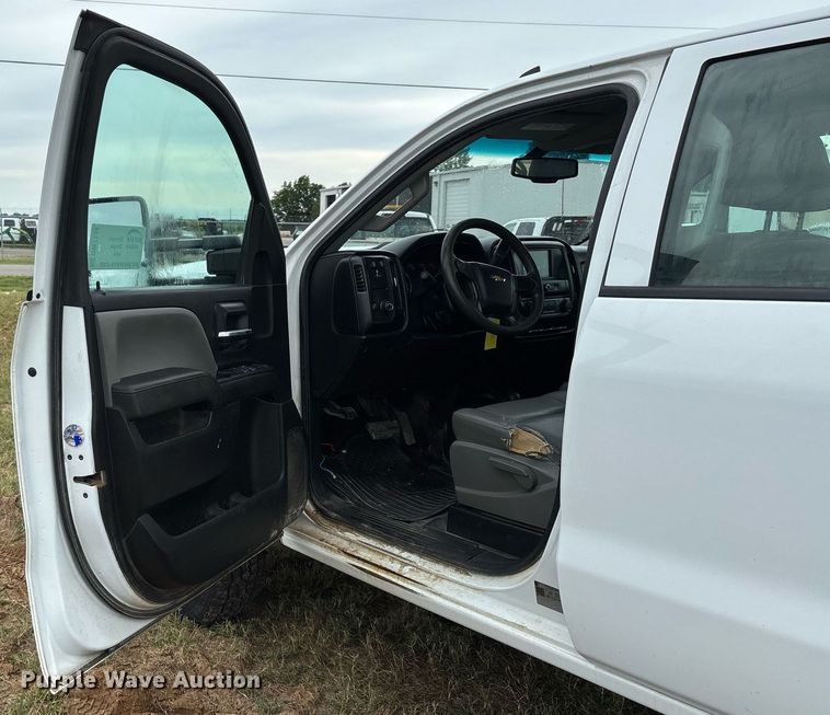 image for item DW7134 2018 Chevrolet Silverado 3500HD Crew Cab utility bed pickup truck