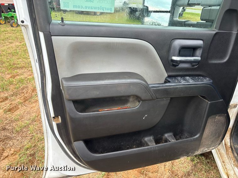 image for item DW7134 2018 Chevrolet Silverado 3500HD Crew Cab utility bed pickup truck