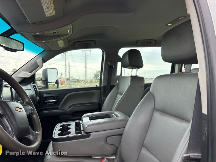 image for item DW7134 2018 Chevrolet Silverado 3500HD Crew Cab utility bed pickup truck