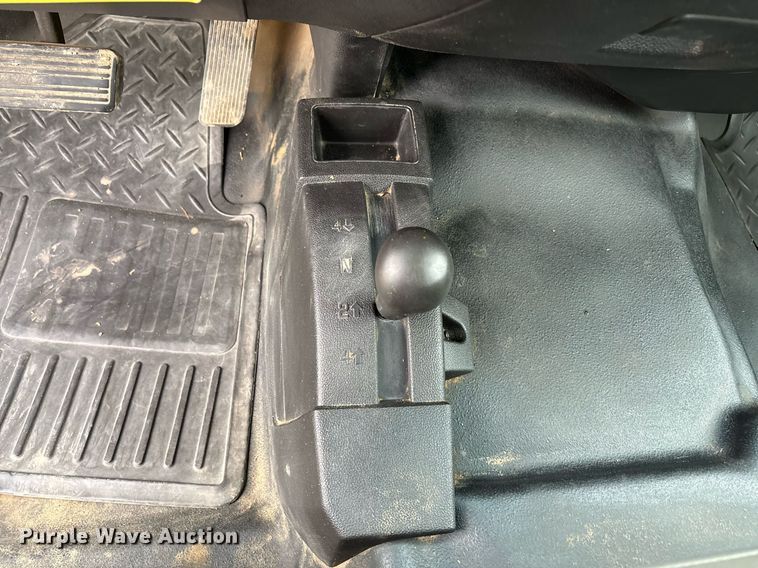 image for item DW7134 2018 Chevrolet Silverado 3500HD Crew Cab utility bed pickup truck