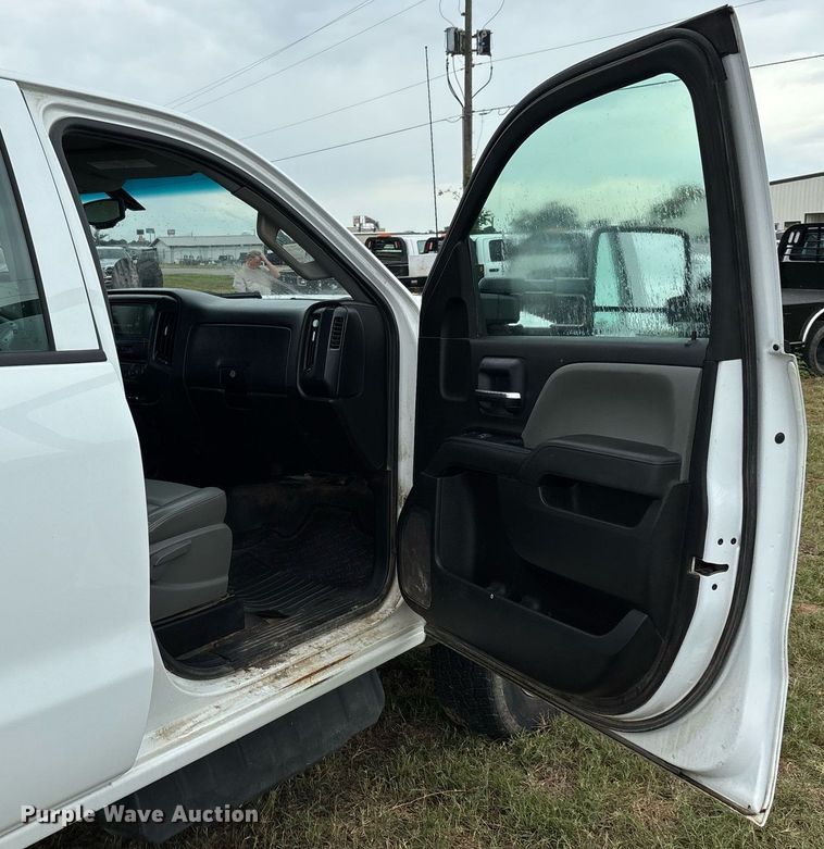 image for item DW7134 2018 Chevrolet Silverado 3500HD Crew Cab utility bed pickup truck