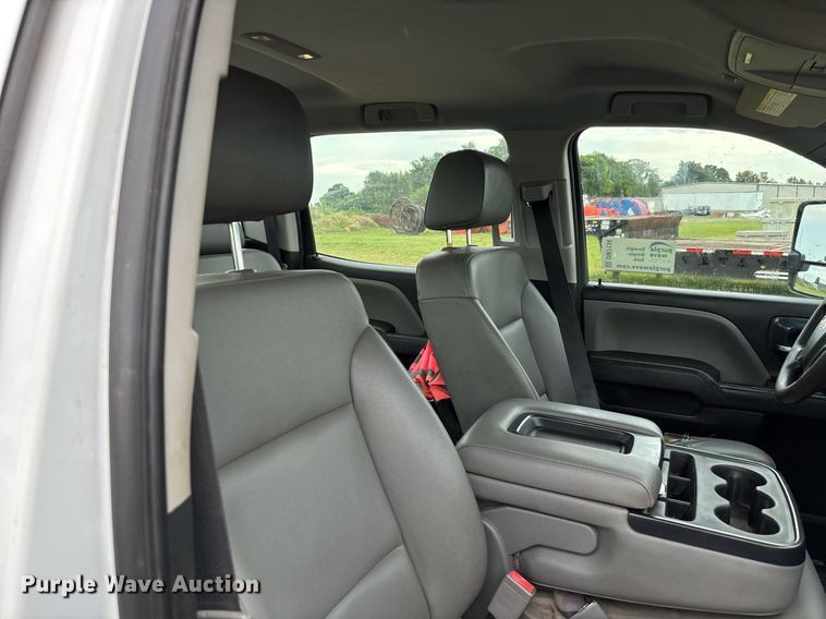 image for item DW7134 2018 Chevrolet Silverado 3500HD Crew Cab utility bed pickup truck