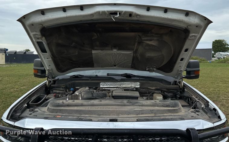 image for item DW7134 2018 Chevrolet Silverado 3500HD Crew Cab utility bed pickup truck