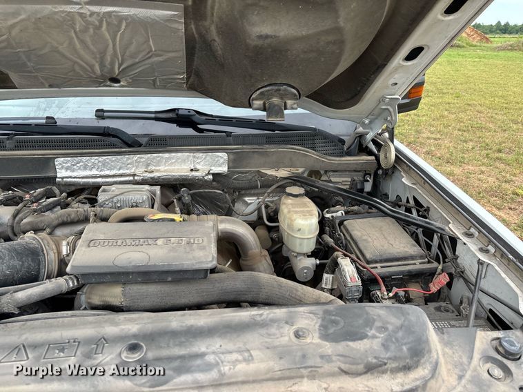 image for item DW7134 2018 Chevrolet Silverado 3500HD Crew Cab utility bed pickup truck