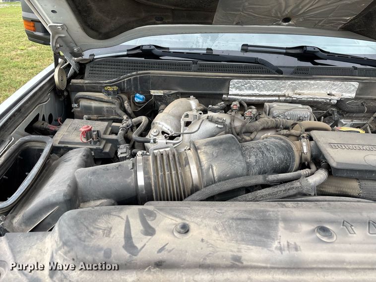 image for item DW7134 2018 Chevrolet Silverado 3500HD Crew Cab utility bed pickup truck