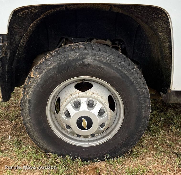 image for item DW7134 2018 Chevrolet Silverado 3500HD Crew Cab utility bed pickup truck