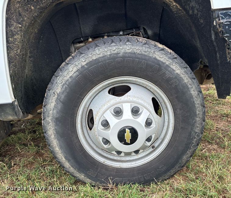 image for item DW7134 2018 Chevrolet Silverado 3500HD Crew Cab utility bed pickup truck