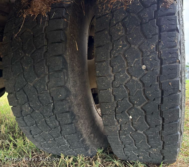 image for item DW7134 2018 Chevrolet Silverado 3500HD Crew Cab utility bed pickup truck