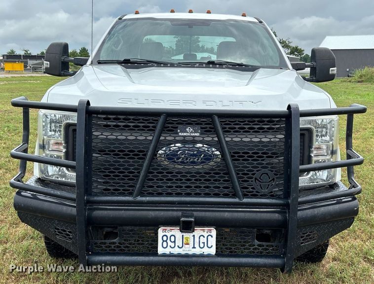 image for item DW7135 2017 Ford F350 Super Duty XL  Crew Cab utility bed pickup truck