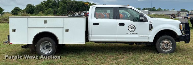 image for item DW7135 2017 Ford F350 Super Duty XL  Crew Cab utility bed pickup truck