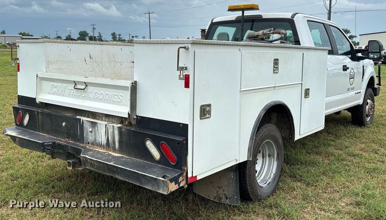 image for item DW7135 2017 Ford F350 Super Duty XL  Crew Cab utility bed pickup truck