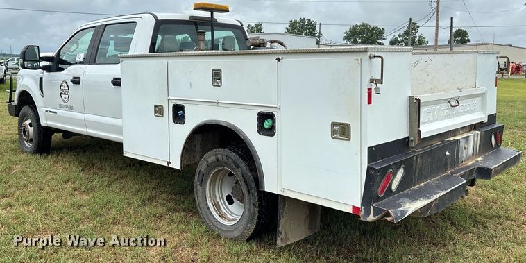 image for item DW7135 2017 Ford F350 Super Duty XL  Crew Cab utility bed pickup truck