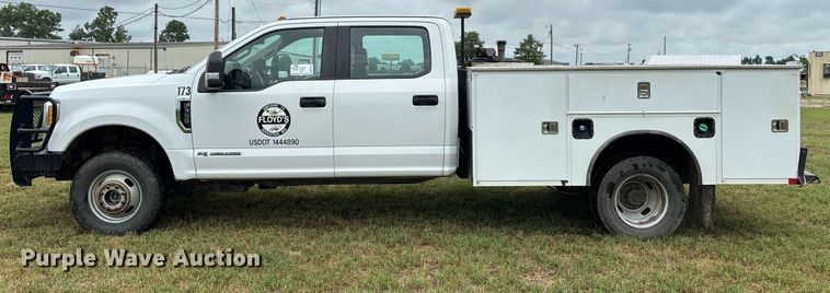 image for item DW7135 2017 Ford F350 Super Duty XL  Crew Cab utility bed pickup truck