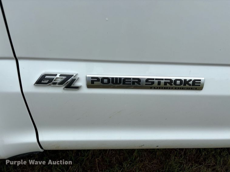 image for item DW7135 2017 Ford F350 Super Duty XL  Crew Cab utility bed pickup truck