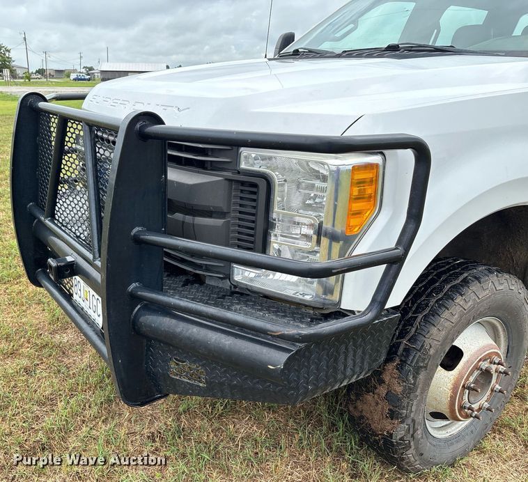 image for item DW7135 2017 Ford F350 Super Duty XL  Crew Cab utility bed pickup truck