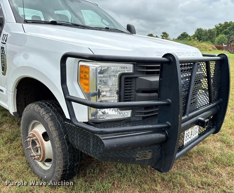 image for item DW7135 2017 Ford F350 Super Duty XL  Crew Cab utility bed pickup truck