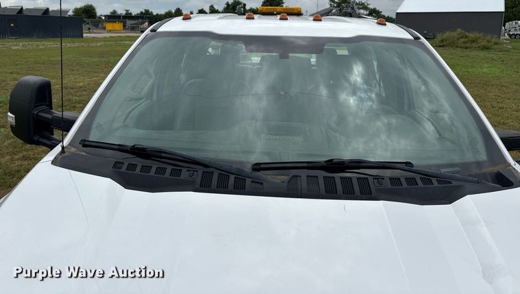 image for item DW7135 2017 Ford F350 Super Duty XL  Crew Cab utility bed pickup truck