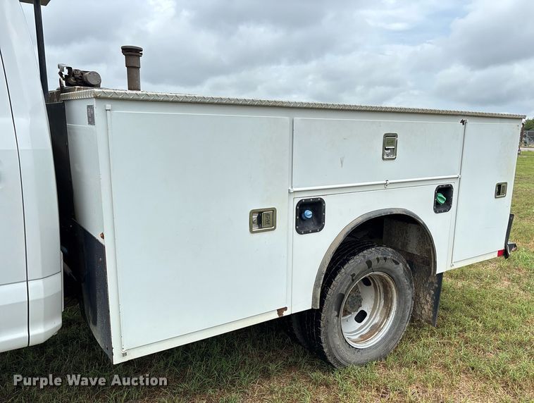 image for item DW7135 2017 Ford F350 Super Duty XL  Crew Cab utility bed pickup truck