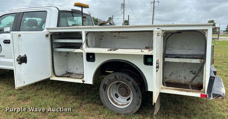 image for item DW7135 2017 Ford F350 Super Duty XL  Crew Cab utility bed pickup truck