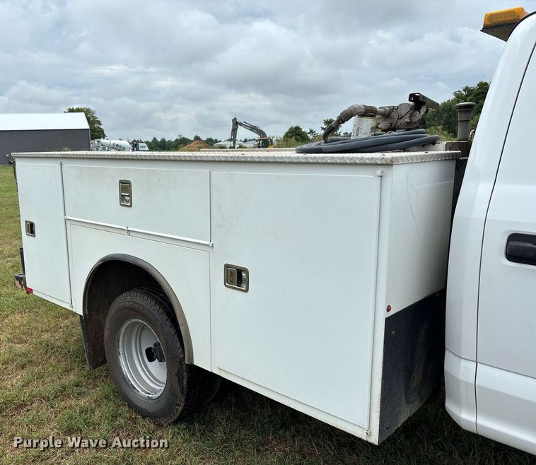 image for item DW7135 2017 Ford F350 Super Duty XL  Crew Cab utility bed pickup truck