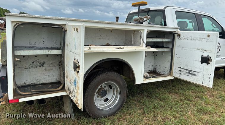 image for item DW7135 2017 Ford F350 Super Duty XL  Crew Cab utility bed pickup truck