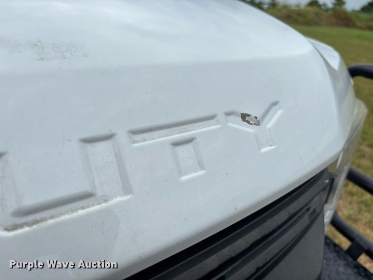 image for item DW7135 2017 Ford F350 Super Duty XL  Crew Cab utility bed pickup truck