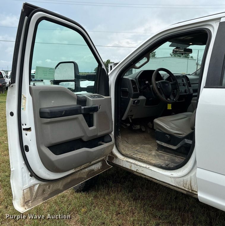 image for item DW7135 2017 Ford F350 Super Duty XL  Crew Cab utility bed pickup truck