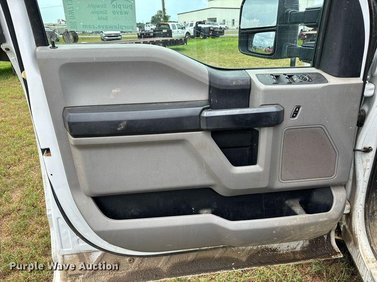 image for item DW7135 2017 Ford F350 Super Duty XL  Crew Cab utility bed pickup truck