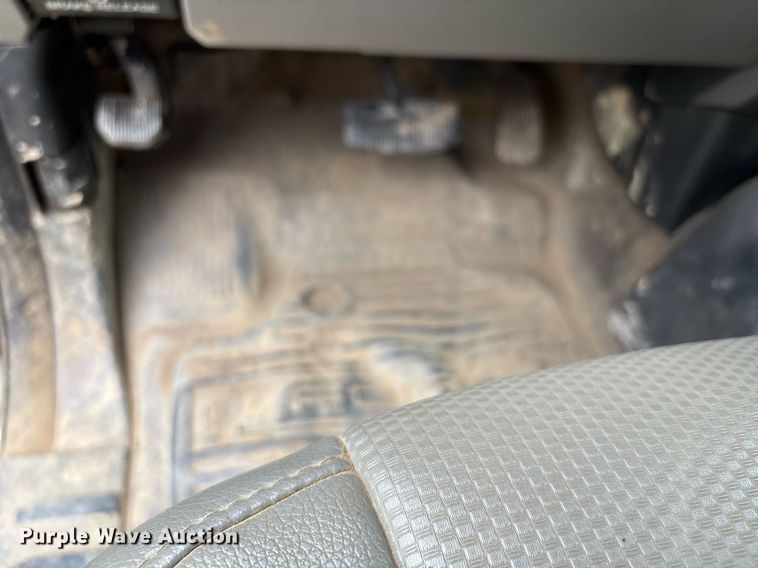 image for item DW7135 2017 Ford F350 Super Duty XL  Crew Cab utility bed pickup truck