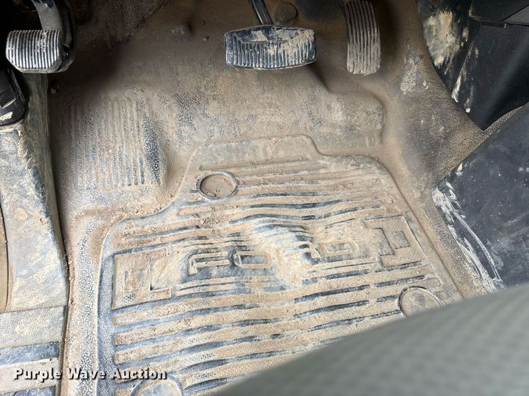 image for item DW7135 2017 Ford F350 Super Duty XL  Crew Cab utility bed pickup truck