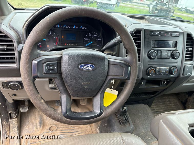 image for item DW7135 2017 Ford F350 Super Duty XL  Crew Cab utility bed pickup truck