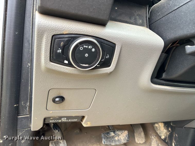 image for item DW7135 2017 Ford F350 Super Duty XL  Crew Cab utility bed pickup truck