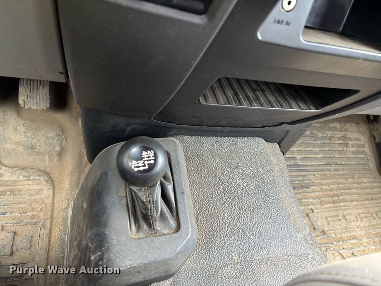 image for item DW7135 2017 Ford F350 Super Duty XL  Crew Cab utility bed pickup truck