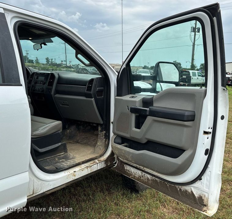 image for item DW7135 2017 Ford F350 Super Duty XL  Crew Cab utility bed pickup truck