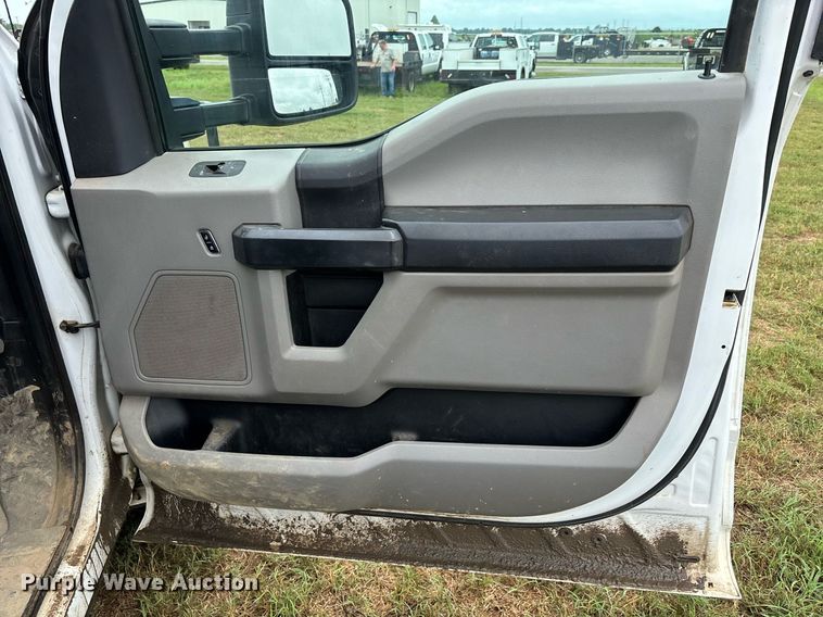 image for item DW7135 2017 Ford F350 Super Duty XL  Crew Cab utility bed pickup truck