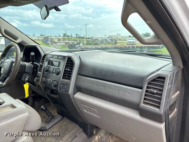 image for item DW7135 2017 Ford F350 Super Duty XL  Crew Cab utility bed pickup truck